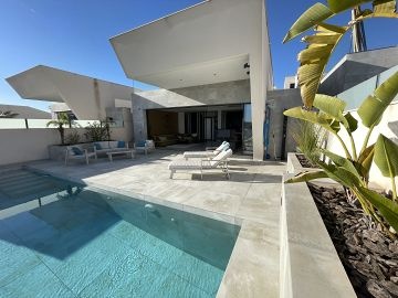 Lujosa Villa de 4 dormitorios - AT HOME Real Estate