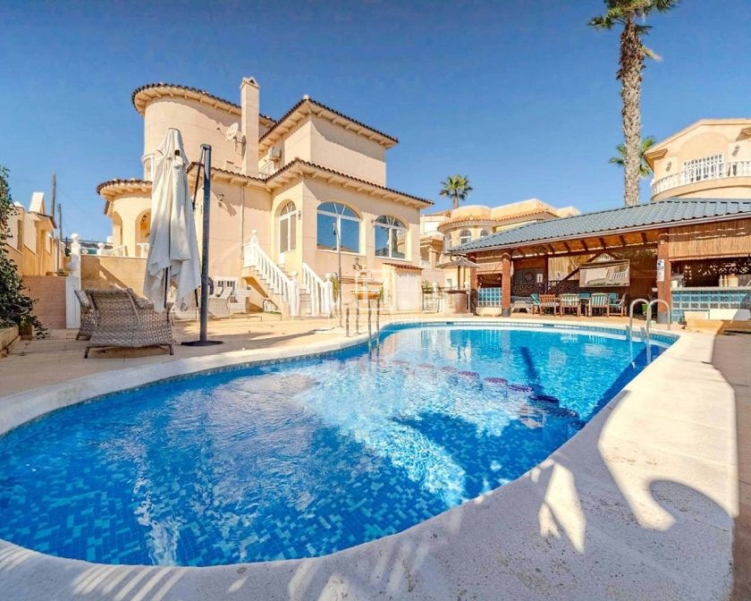 MOOIE VILLA MET 6 SLAAPKAMERS
