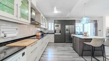 BELLE VILLA AVEC 6 CHAMBRES - AT HOME Real Estate